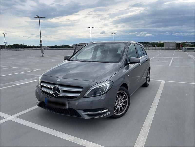 Grau Gebraucht 2012 Mercedes B200 Van / Kleinbus | 6.380 € (Teuer) - Bild 1/4