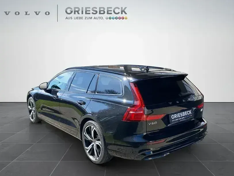 Używany Volvo V60 Plus 455 KM (334 kW) 2022 Czarny Kombi