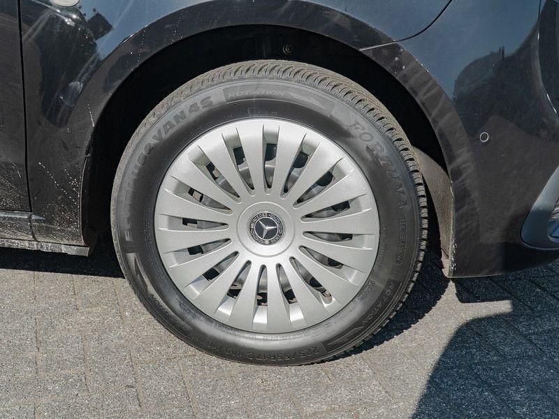 Gebraucht Mercedes Vito 190 PS (139 kW) 2024 Obsidianschwarz metallic Van