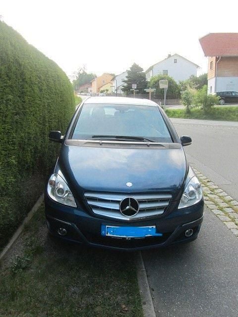 Gebraucht Mercedes B200 140 PS (102 kW) 2010 Blau Van / Kleinbus