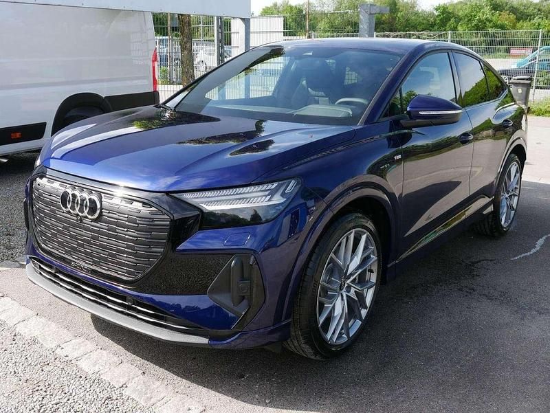 Blau Gebraucht 2023 Audi Q4 Sportback e-tron Advanced SUV | 53.090 € - Bild 1/4