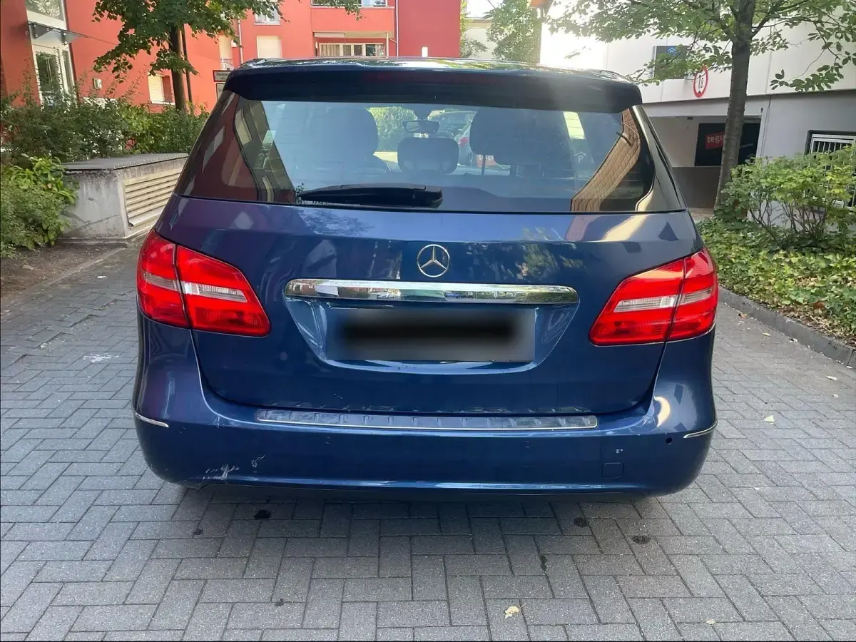 Gebraucht Mercedes B180 122 PS (89 kW) 2012 Blau Kleinwagen
