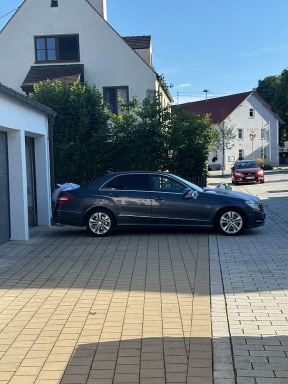 Grau Gebraucht 2010 Mercedes E300 Avantgarde Limousine | 9.000 € (Fairer Preis) - Bild 1/4