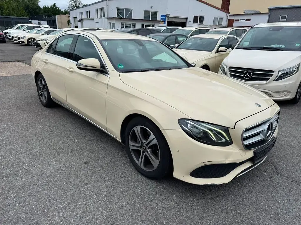 Gebraucht Mercedes E200 Avantgarde 150 PS (110 kW) 2018 Beige Limousine