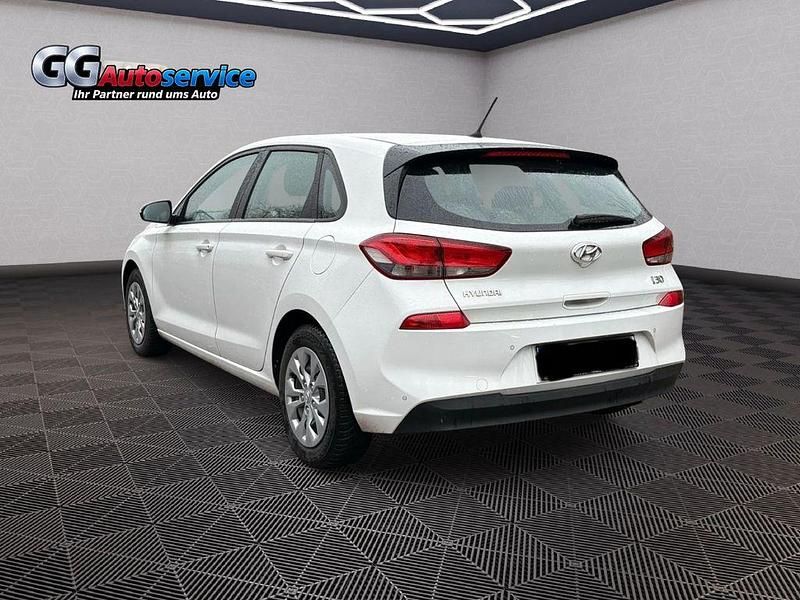 Gebraucht Hyundai i30 Select 120 PS (88 kW) 2018 Weiß Limousine