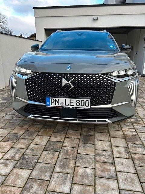 Grau Gebraucht 2023 DS Automobiles DS7 Crossback Opera SUV | 34.400 € (Superpreis) - Bild 1/4