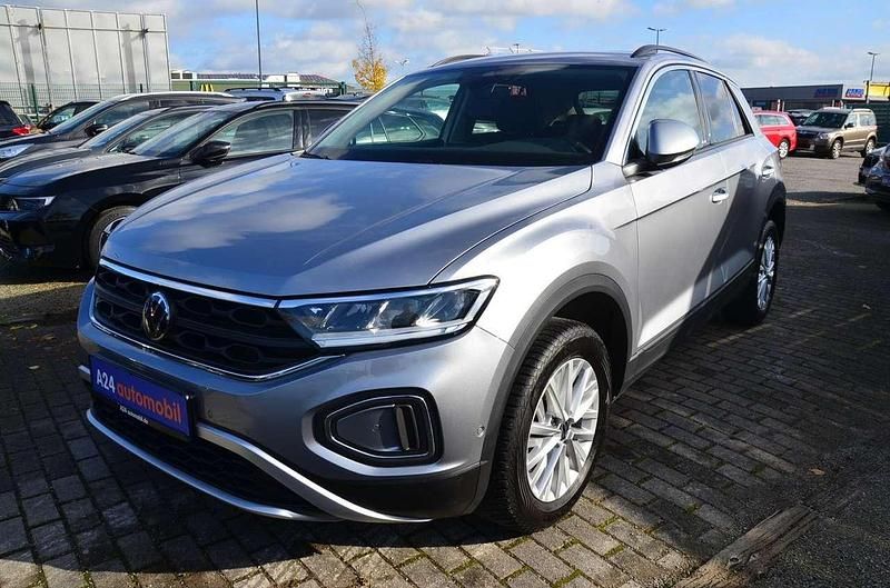 Pyritsilber metallic (metallic) Gebraucht 2024 VW T-Roc Life SUV | 24.480 € (Fairer Preis) - Bild 1/4