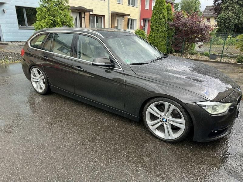 Gebraucht BMW 330 Sport Line 258 PS (189 kW) 2015 Braun Limousine