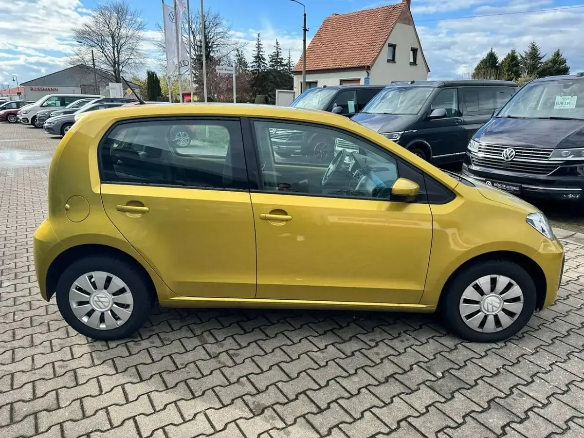 Gebraucht VW up! Move 65 PS (47 kW) 2021 Honey yellow metallic Kleinwagen