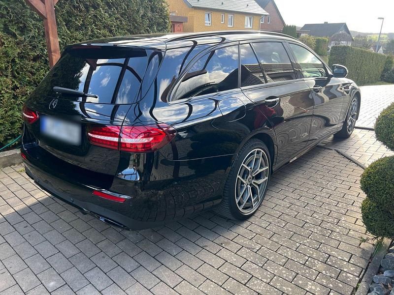 Gebraucht Mercedes E220 AMG 197 PS (144 kW) 2022 Schwarz Kombi