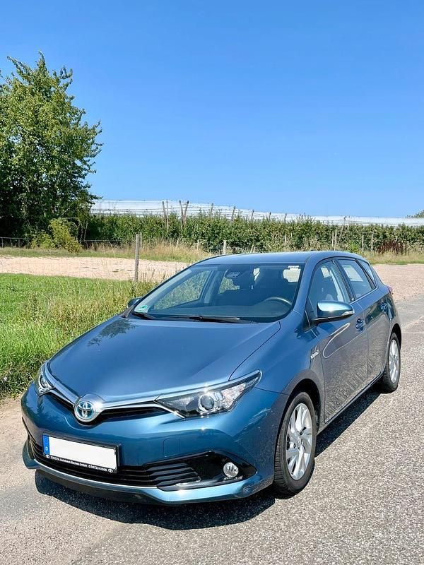 Blau Gebraucht 2016 Toyota Auris Hybrid Edition-S Limousine | 15.900 € (Fairer Preis) - Bild 1/4