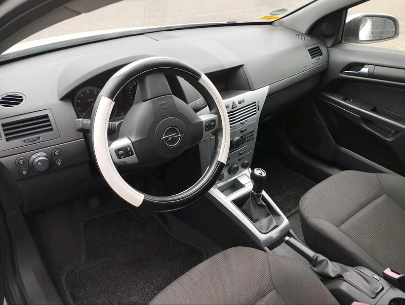 Gebraucht Opel Astra GTC 90 PS (66 kW) 2009 Weiß Limousine