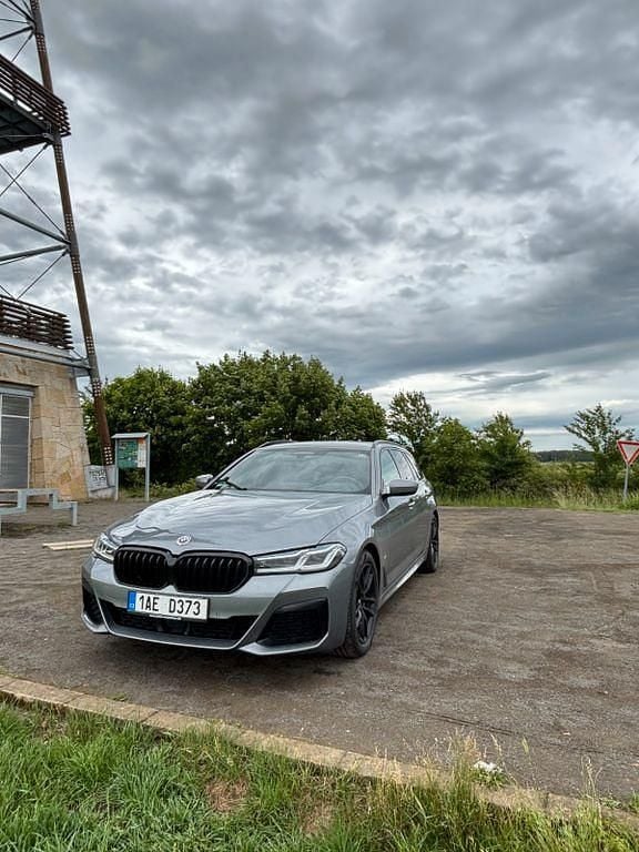 Grau Gebraucht 2023 BMW 530 Performance Kombi | 37.000 € (Fairer Preis) - Bild 1/4