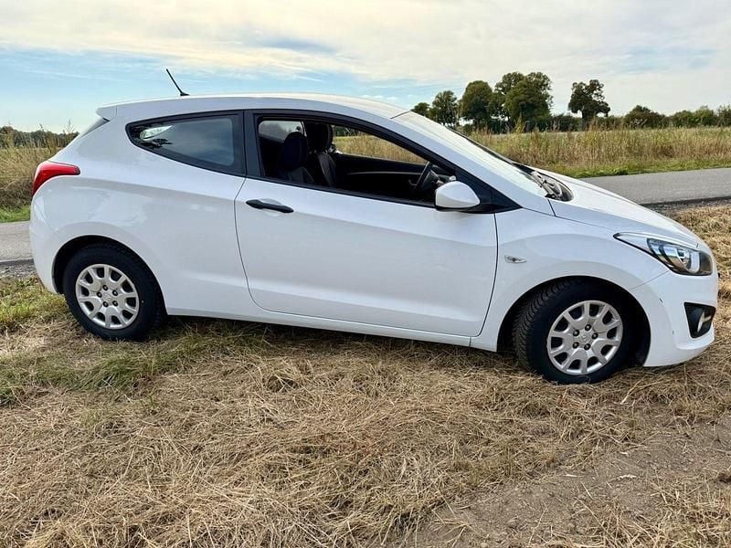 Gebraucht Hyundai i30 Classic 99 PS (72 kW) 2014 Weiß Limousine