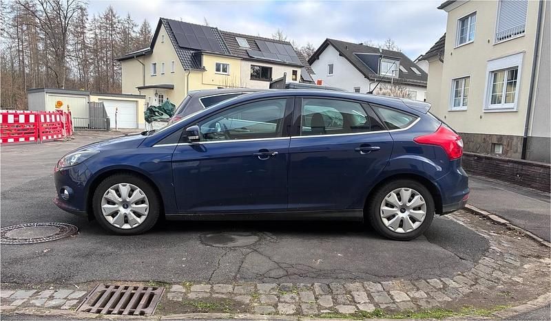 Gebraucht Ford Focus 101 PS (74 kW) 2012 Blau Limousine