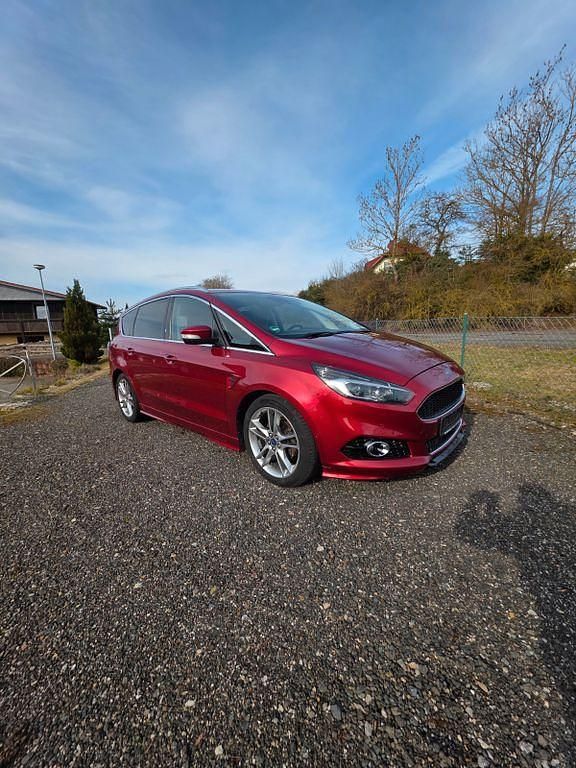 Gebraucht Ford S-MAX Titanium 179 PS (131 kW) 2017 Rot Van / Kleinbus
