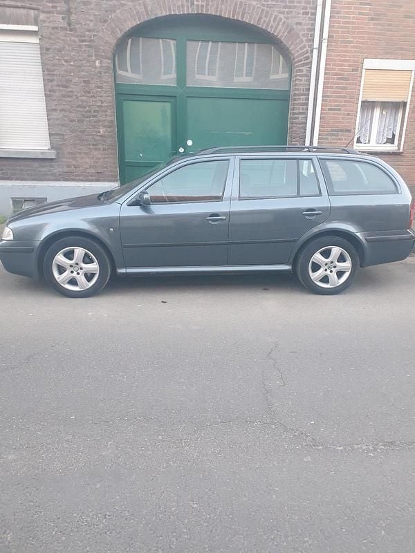 Blau Gebraucht 2004 Skoda Octavia Kombi | 1.750 € - Bild 1/4