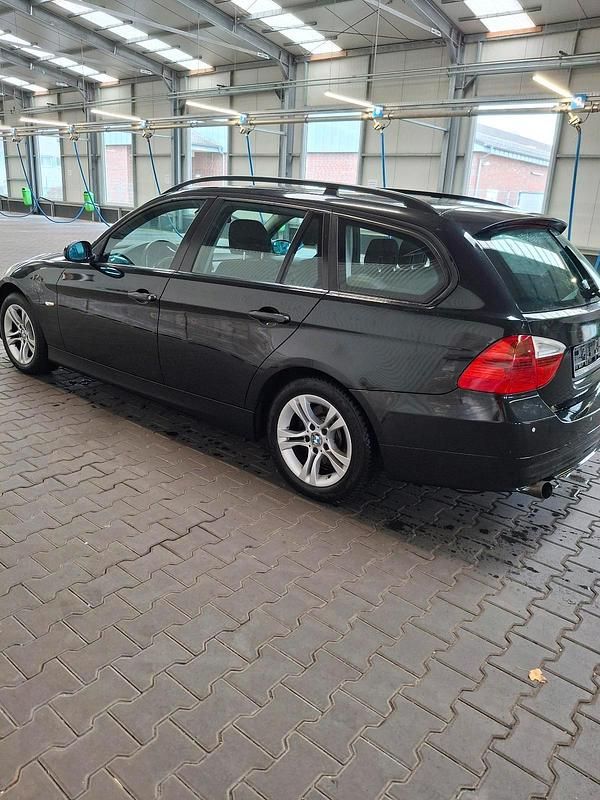 Schwarz Gebraucht 2007 BMW 320 Kombi | 2.400 € (Guter Preis) - Bild 1/4