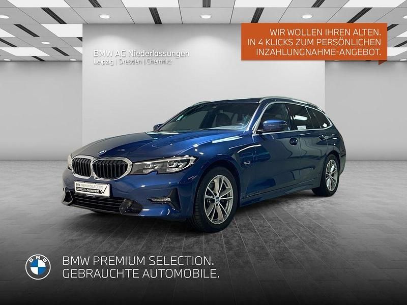 Blau Gebraucht 2022 BMW 320e Sport Line Kombi | 33.708 € (Fairer Preis) - Bild 1/4