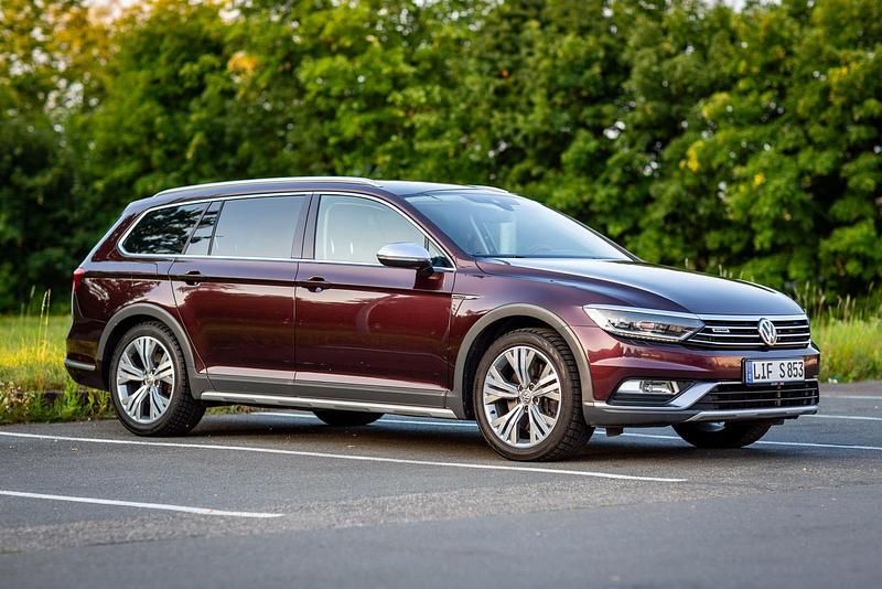 Braun Gebraucht 2017 VW Passat Alltrack Kombi | 15.199 € (Teuer) - Bild 1/4