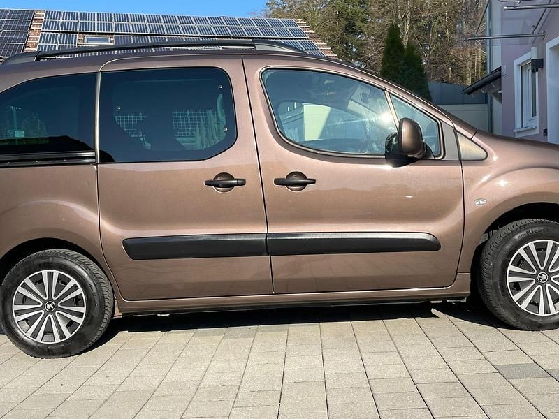 Gebraucht Peugeot Partner Tepee 114 PS (83 kW) 2013 Braun Van / Kleinbus