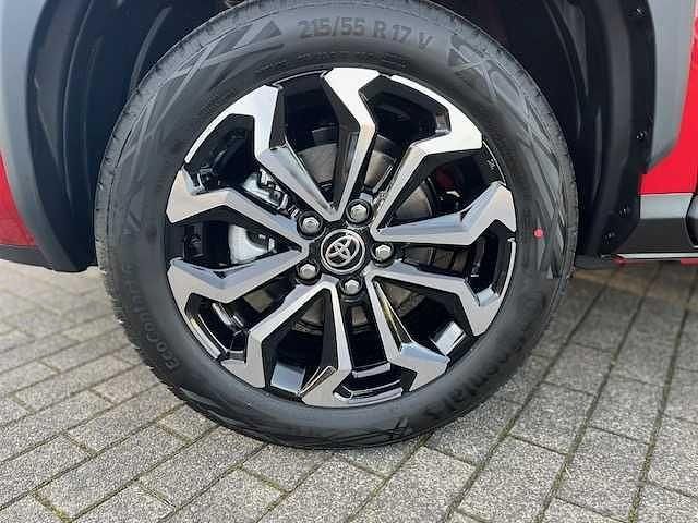 Neu Toyota Yaris Cross Style 131 PS (96 kW) 2025 Rot SUV