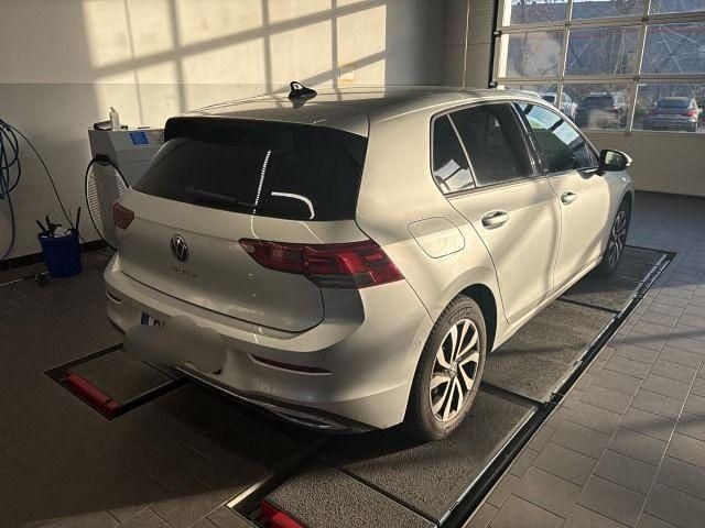 Gebraucht VW Golf VIII Active 150 PS (110 kW) 2023 Reflexsilber metallic Limousine