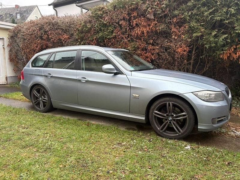 Gebraucht BMW 320 184 PS (135 kW) 2011 Blau Kombi