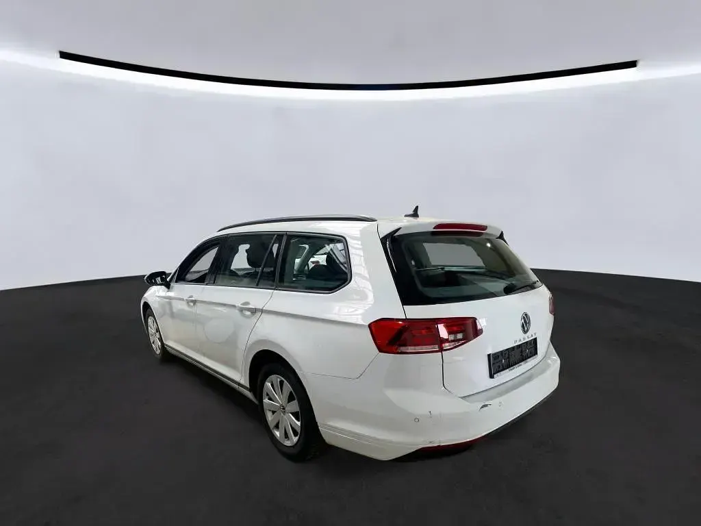 Gebraucht VW Passat Basis 150 PS (110 kW) 2021 Pure white Kombi
