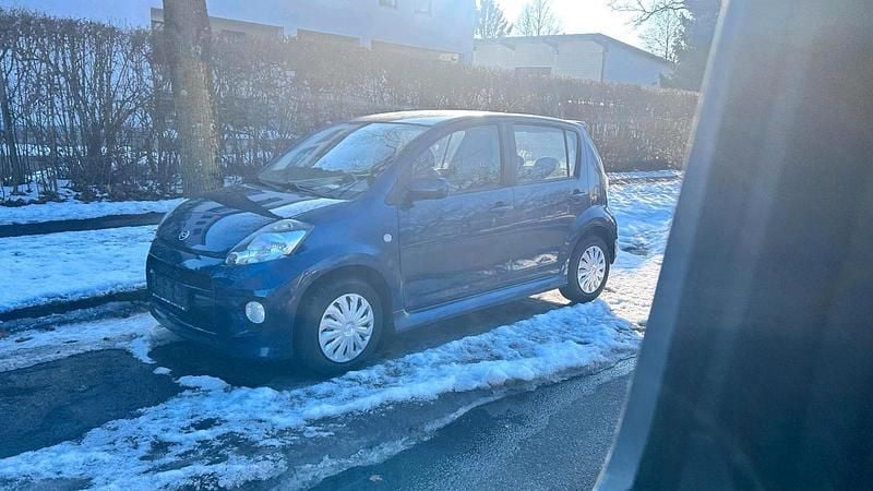Blau Gebraucht 2006 Daihatsu Sirion Kleinwagen | 750 € (Fairer Preis) - Bild 1/4