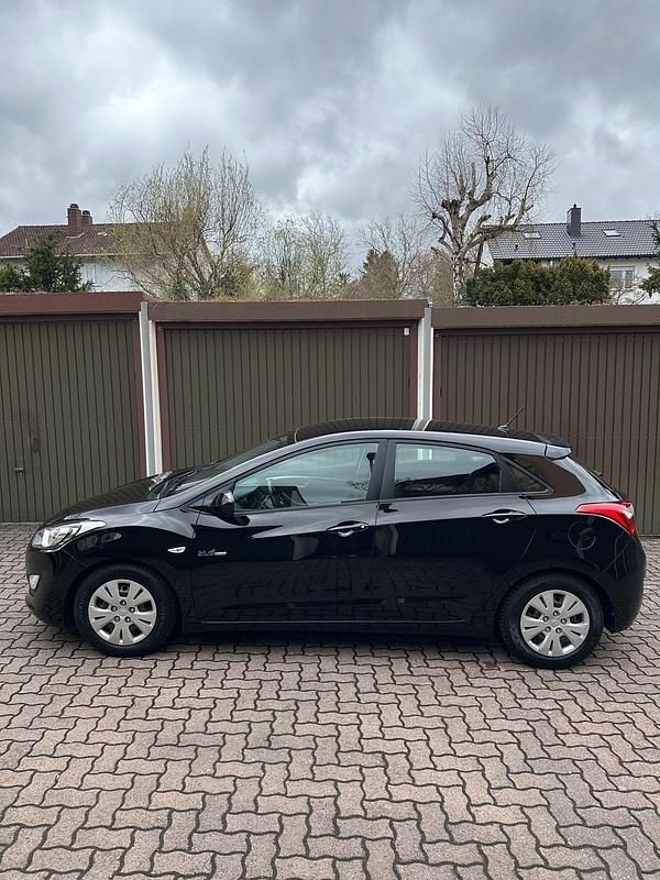 Gebraucht Hyundai i30 135 PS (99 kW) 2014 Schwarz Kleinwagen