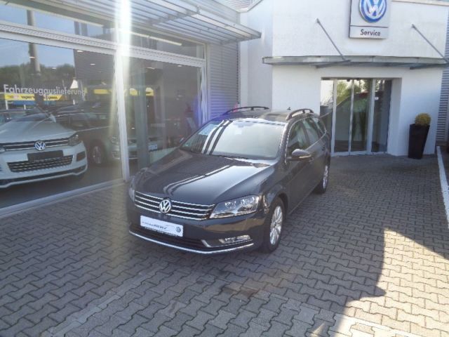Grau Gebraucht 2013 VW Passat Comfortline Kombi | 15.790 € - Bild 1/4
