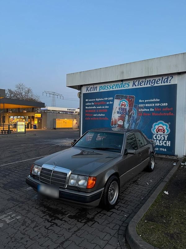 Gebraucht Mercedes E220 150 PS (110 kW) 1993 Grau Limousine