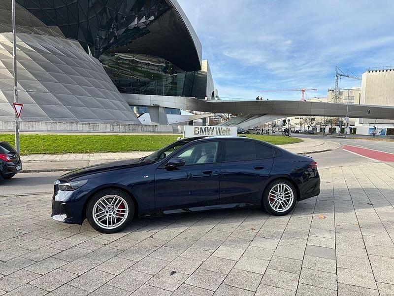 Gebraucht BMW 520 Performance 197 PS (144 kW) 2024 Blau Limousine