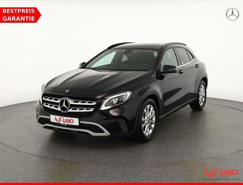 Nachtschwarz Gebraucht 2018 Mercedes GLA180 Style SUV | 22.990 € (Etwas zu teuer) - Bild 1/4