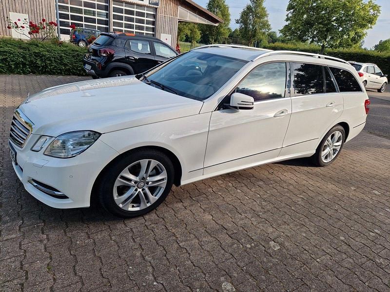 Weiß Gebraucht 2012 Mercedes E220 Avantgarde Kombi | 11.800 € (Fairer Preis) - Bild 1/4