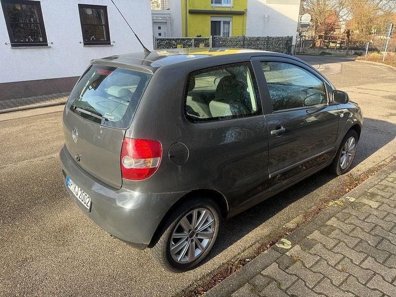 Grau Gebraucht 2009 VW Fox Kleinwagen | 2.700 € (Fairer Preis) - Bild 1/4