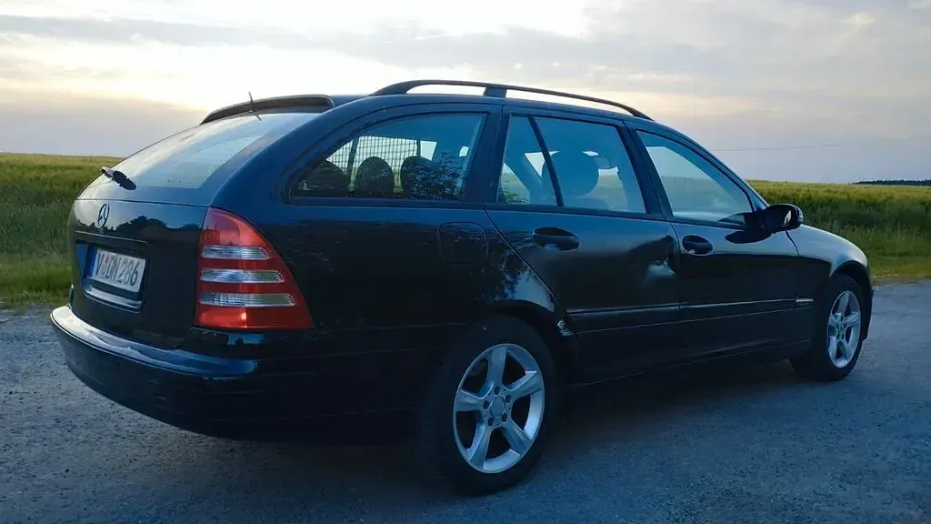 Używany Mercedes C180 Elegance 143 KM (105 kW) 2006 Czarny Kombi