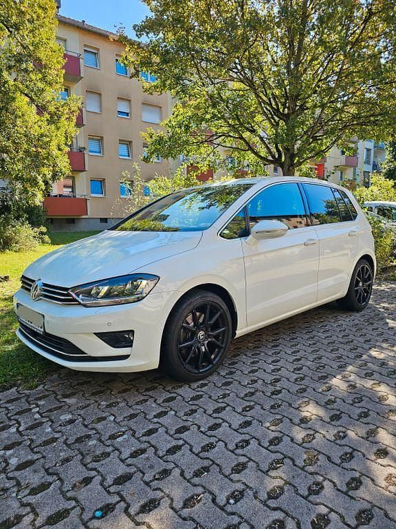 Weiß Gebraucht 2016 VW Golf Sportsvan Highline Van / Kleinbus | 13.300 € (Fairer Preis) - Bild 1/4