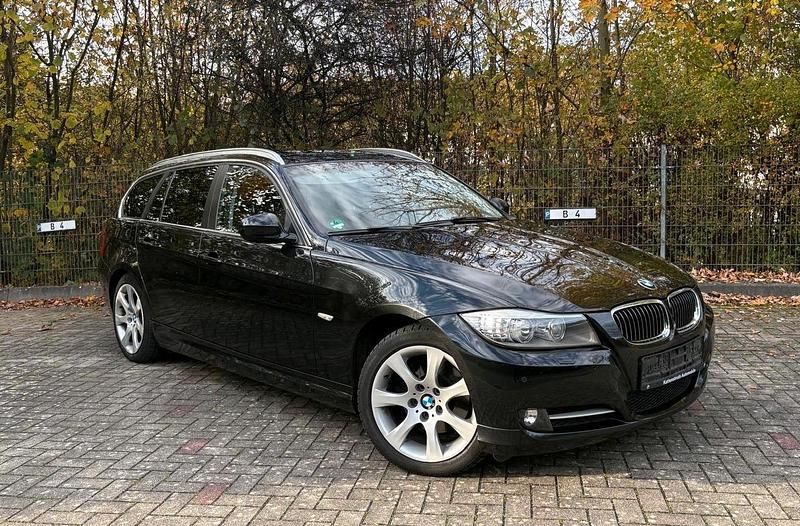Schwarz Gebraucht 2011 BMW 320 Comfort Edition Kombi | 5.950 € (Guter Preis) - Bild 1/4