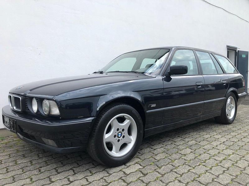 Grau Gebraucht 1996 BMW 520 Executive Kombi | 7.990 € (Fairer Preis) - Bild 1/4
