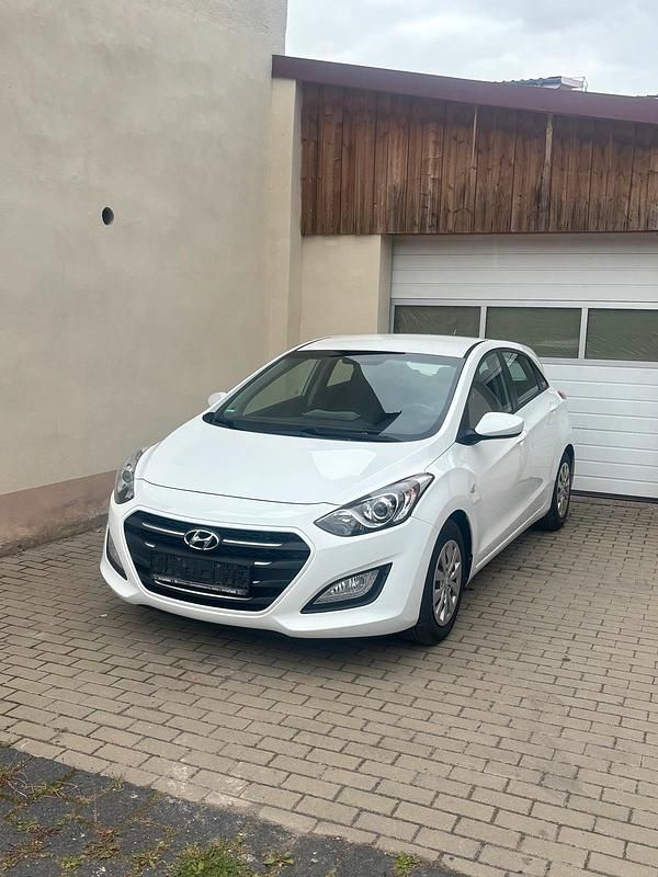 Weiß Gebraucht 2016 Hyundai i30 Limousine | 7.590 € (Guter Preis) - Bild 1/4