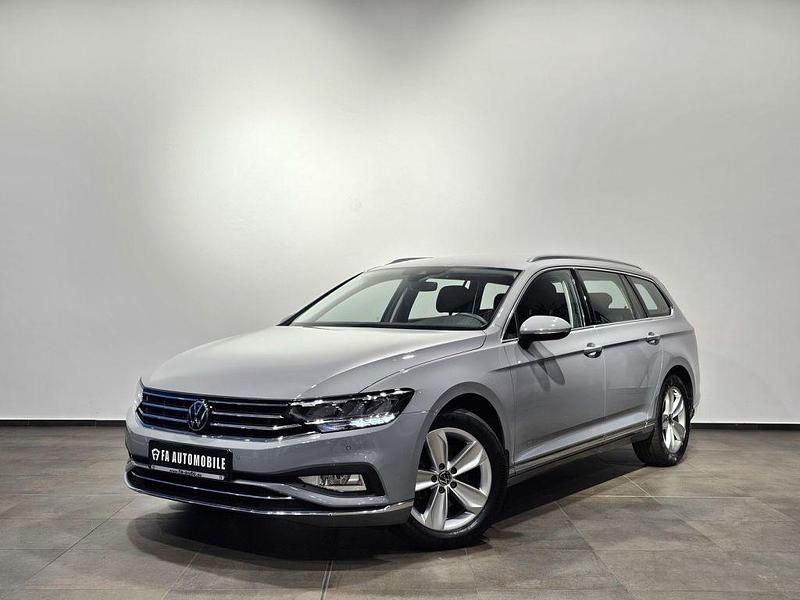 Moonstone grey (metallic) Gebraucht 2024 VW Passat Sport Kombi | 37.990 € - Bild 1/3