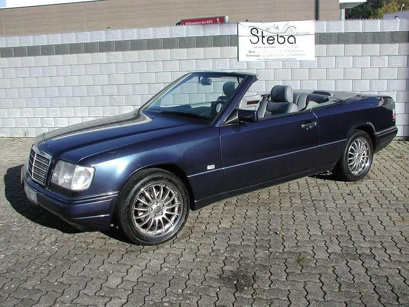 Blau Gebraucht 1997 Mercedes E220 Edition Cabrio | 19.950 € (Fairer Preis) - Bild 1/4