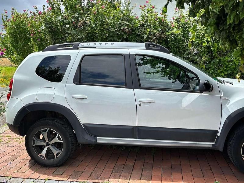 Weiß Gebraucht 2017 Dacia Duster Essentiel SUV | 8.275 € (Fairer Preis) - Bild 1/4