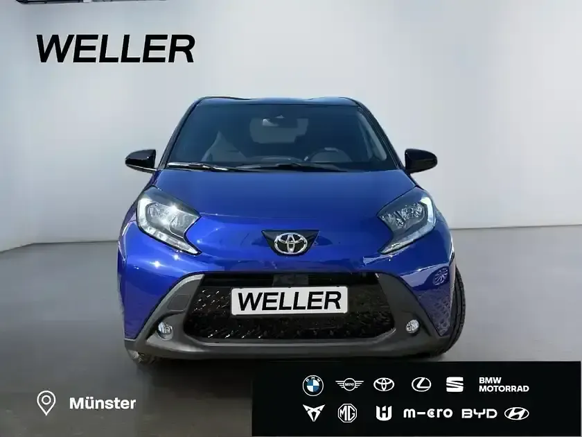 Neu Toyota Aygo 72 PS (52 kW) 2025 Juniper blue metallic / dach mysticschwarz mica (blau) Kleinwagen