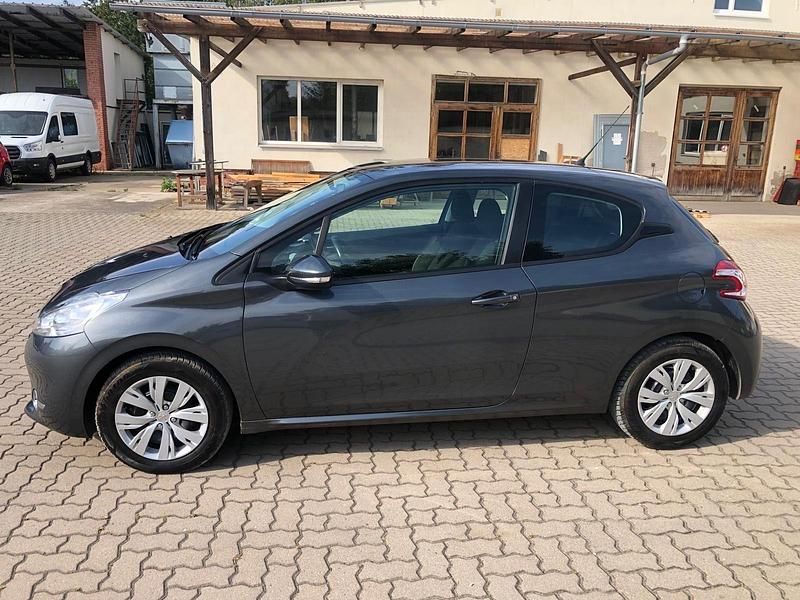 Gebraucht Peugeot 208 Active 82 PS (60 kW) 2013 Grau Kleinwagen