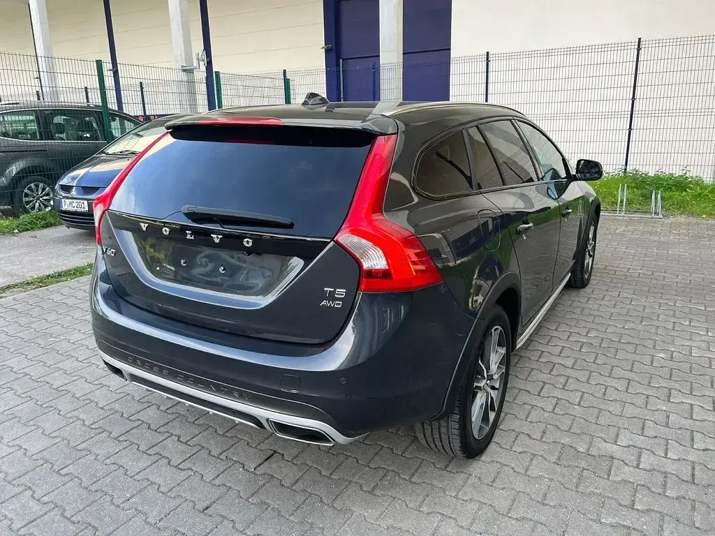 Gebraucht Volvo V60 CC 254 PS (186 kW) 2015 Blau Kombi