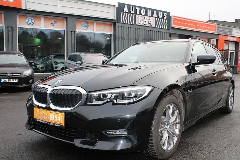 Schwarz Gebraucht 2022 BMW 330e Sport Line Kombi | 28.881 € (Superpreis) - Bild 1/4