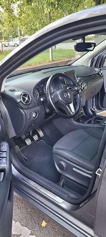 Grau Gebraucht 2012 Mercedes 180 Limousine | 6.500 € (Superpreis) - Bild 1/4